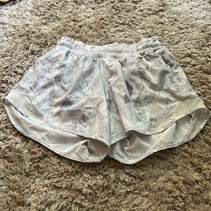 Lululemon Hotty Hot short 2tall